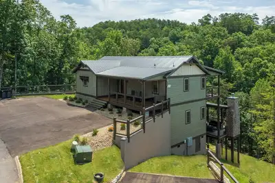 Image de Spacious Brand New 4-bdrm Cabin with Pool Pavilion and Beautiful Views Stunning