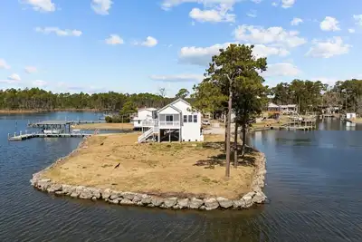 Image de Carolina Breeze Fishing Hole - Your Perfect Getaway!