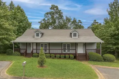 The Porch B - Dog Friendly Cottage with Hot Tub. 1. 2 miles from downtown Helen