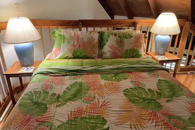 Image de Beach view and easy beach access. Lovely Hawaiian- style loft condo with WiFi
