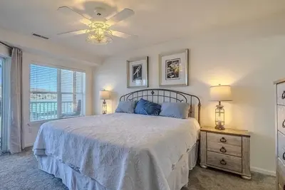Image de Lovely Lake Front and Updated 2 Bedroom Condo with Boat Slip!