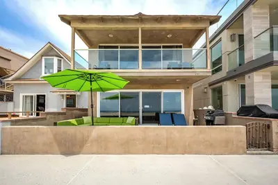Image de Oceanfront Home w/ 6 Bedrooms Close to Everything!