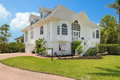 Image de Gorgeous New pool home a bike ride from beach!