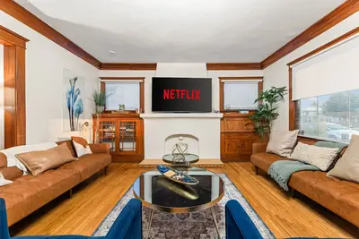Image de Entire 4br Craftsman–Walk to Beach - 10min to Lgb Airport & Csulb, A/C, Parking