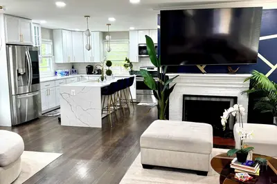 Image de Modern Retreat with Hot Tub, Ev Charger, Fitness Room- 15 Mins to Dc