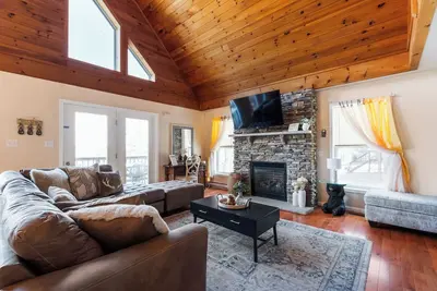 Image de Spacious 4-bedroom 4-bathroom house with WiFi, Ac in peaceful Lake Ariel