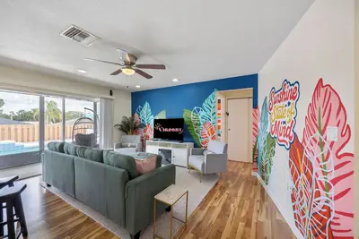 Image de New Listing Discount! 3 mi to beach, Pool, Game room, Grill, Pets, Murals, Lake