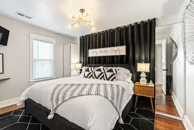 Image de Poppy & Rye Cottage; one block from Magnolia, walkable to everything!