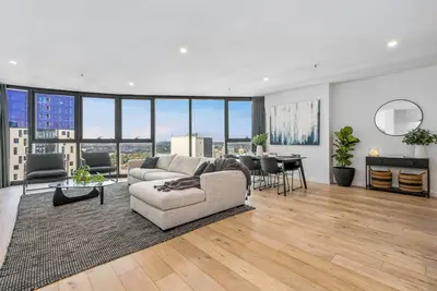 Image de 3br Sub-Penthouse | Pool, Gym, Sauna | Walk to Crown