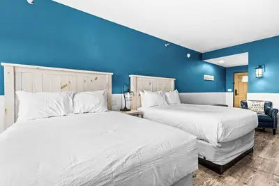 Image de Breathtaking Lake Views | Studio, 2 Queen | Pools