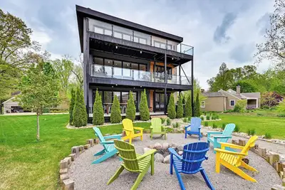 Image de Walk to Lake Michigan: Luxe Home in Benton Harbor!