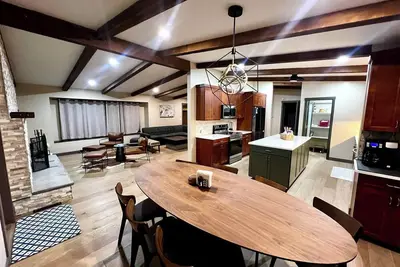 Image de Walk to Downtown Saugatuck! Spacious, newly-renovated 5br House on the Hill!