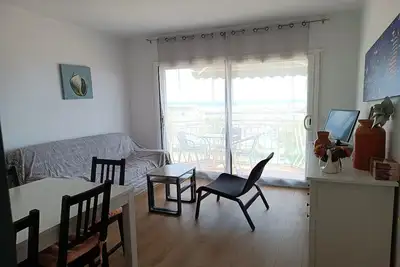 Le bonheur en bord de mer avec vue sur le port