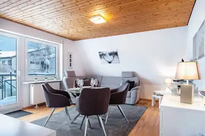 Image de Appartement de vacances 'Schwarzwaldblick D App 10 avec piscine' avec vue sur la montagne, Wi-Fi