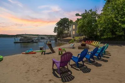 Image de Toes in the Sand - Private Beach, Pool Table & Hot Tub!