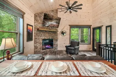 Image de Mountain Cabin with Private Hot Tub, Fireplace, Patios, and Arcade Games!