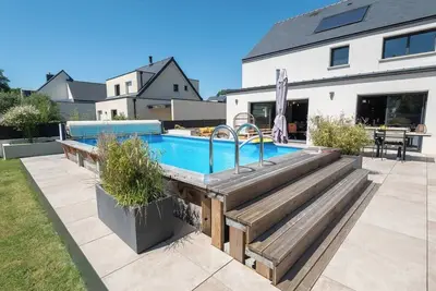 Image de Belle Villa familiale, piscine chauffée, à 10min des plages par Groom*