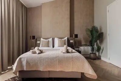 Image de Découvrez confort et élégance dans cette suite haut de gamme, située dans un bâtiment historique