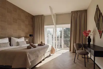 Image de Détendez-vous dans cette suite raffinée, alliant confort moderne et charme historique.