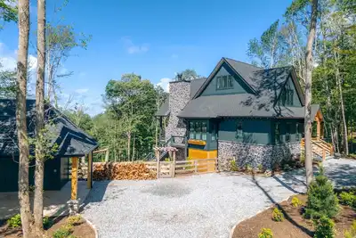 Image de Lost Bark Lodge at Eagles Nest Great Camp, hot tub, pool table, fenced yard