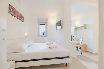 Image de 20 minutes from Milan room with 2 beds and private bathroom.