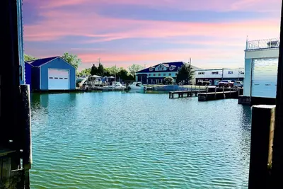 Image de Waterfront Boathouse Getaway 5 Min. Cedar Point!