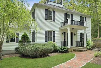 Image de Brand New Listing---4bd Home--Ac, Stunning Kitchen, Deck, 3 miles to Sandy Neck Beach
