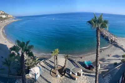 Image de Spectacular beachfront. 3 bedrooms very central.