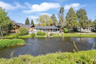 Image de Riverfront Paradis in Tumalo – Otter Run - Hot Tub, Sauna, Deck, Pet Friendly!