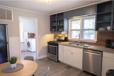 Image de Charming 2-bdrm house with WiFi, outdoor living space, stunning nearby beaches