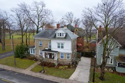 Image de Spacious 4-bedroom 2. 5 bath house within walking distance from the Falls