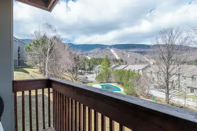 Image de Slopeside 2br condo w/ hot tub & balcony