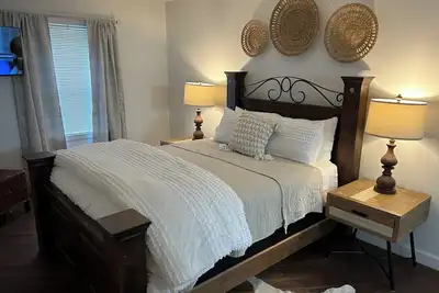 Image de Comfortable & charming 3/2 house centrally located large living space/floor plan