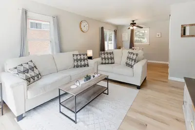 Image de Cozy Pet Friendly 3br - Fenced Yard - 1Mi Hpu & DwnTwn - Furniture Market