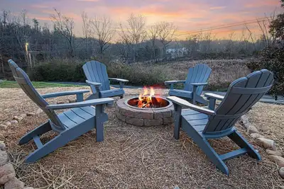 Image de Smokies Getaway with Fire Pit, Game Room & Hot Tub!