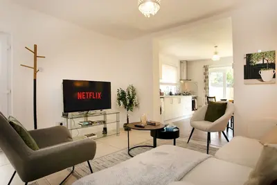 Image de Pass the Keys | Bright & Cozy Home with Garden | Free Parking