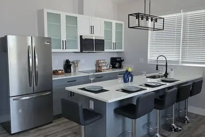 Image de Modern 1br Suite w/ Parking & Pool | Walk to Beach