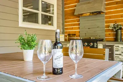 Image de Henderonville Getaway w/ Hot Tub & Fire pit