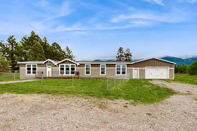 Image de Comfortable family-friendly home with back deck, grill, firepit, mountain views