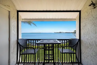 Image de Bayfront Bliss Waterfront Condo on Ami!
