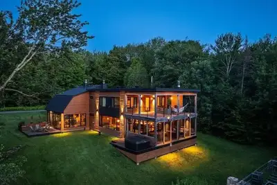 Image de Tranquil and luminous forest retreat with swimming pond and spa!