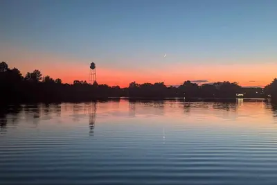 Image de New Listing Ranch Style 3-Bedroom 2-Bath Sleeps 9 Lake Hayward in City Hayward