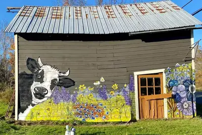 Image de The Painted Cow- 5 acre farm, walk to Mainstreet, 1 mile to slopes in Windham! !