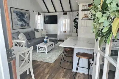 Beach Block 1940s Bungalow: Embrace Coastal Charm and Timeless Vintage Vibes!