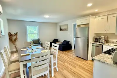 Image de Brand new 2br, 1. 5ba-close to amenities yet feels secluded. 2 story, Ac, wifi!
