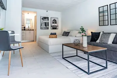 Image de Modern New Apt in perfect Location/10min to Disney