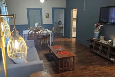 Image de Enchanted Cottage, located in Herington, Ks with 1. 5 bedrooms and a shaded yard