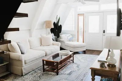 Image de A-Frame - 2 minute walk to Beach - Pet Friendly - Huge front and back porch