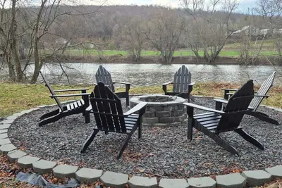 Image de Charming 3-Br Riverside country farmhouse Retreat: Huge Yard W/ Games & Fire Pit
