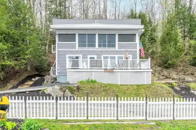 Image de This newly renovated lake house is the perfect year-round getaway.